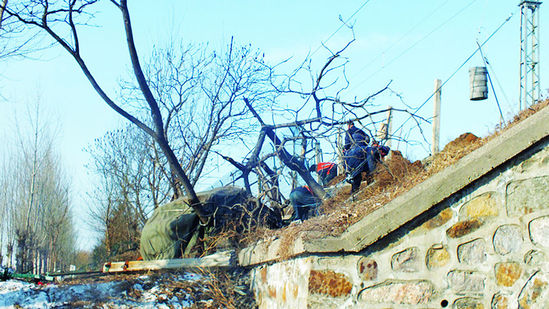 越野車抄近路穿越鐵路與動車相撞 越野車抄近路穿越鐵路與動車相撞