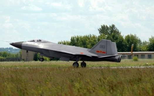 資料圖：網絡流出的中國殲-18紅鷹隱形戰機試飛圖。