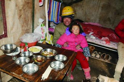 袁夫剛和兒子為多賺點錢回家過年在工地上堅守工作 袁夫剛和兒子為多賺點錢回家過年在工地上堅守工作