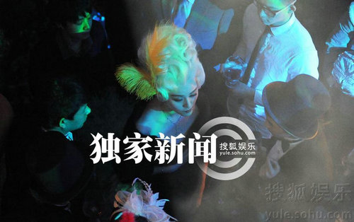 范冰冰頂著一頭銀白色夸張假發