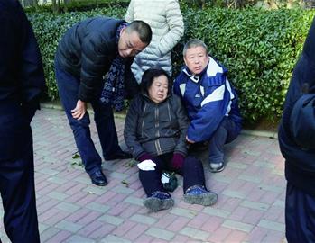 寒風(fēng)里老太摔路邊真溫暖路人獻(xiàn)懷抱