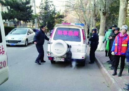 寒風(fēng)里老太摔路邊真溫暖路人獻(xiàn)懷抱