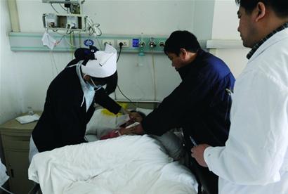 寒風(fēng)里老太摔路邊真溫暖路人獻(xiàn)懷抱