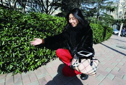 寒風(fēng)里老太摔路邊真溫暖路人獻(xiàn)懷抱