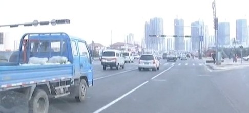 青島街頭現冷漠哥 不避讓救護車反復阻攔