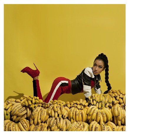 吉克雋逸玩轉(zhuǎn)“香蕉”秀身姿 身穿機(jī)車服展魔女風(fēng)范