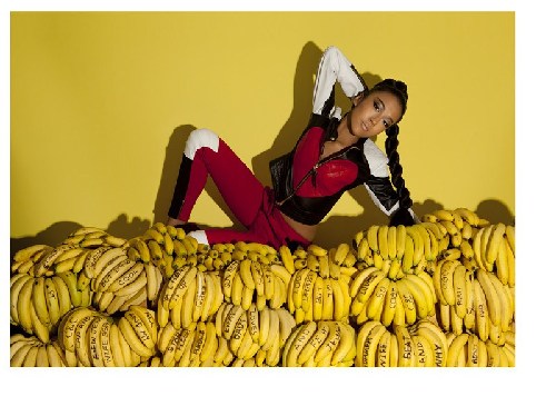 吉克雋逸玩轉(zhuǎn)“香蕉”秀身姿 身穿機(jī)車服展魔女風(fēng)范