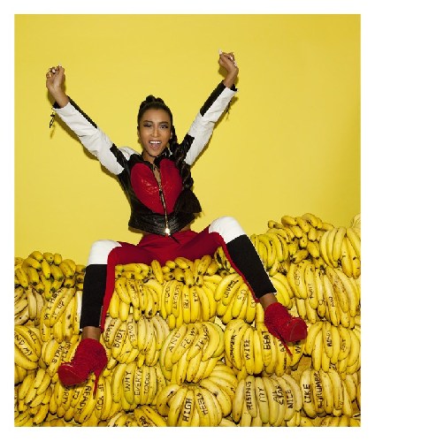 吉克雋逸玩轉(zhuǎn)“香蕉”秀身姿 身穿機(jī)車服展魔女風(fēng)范