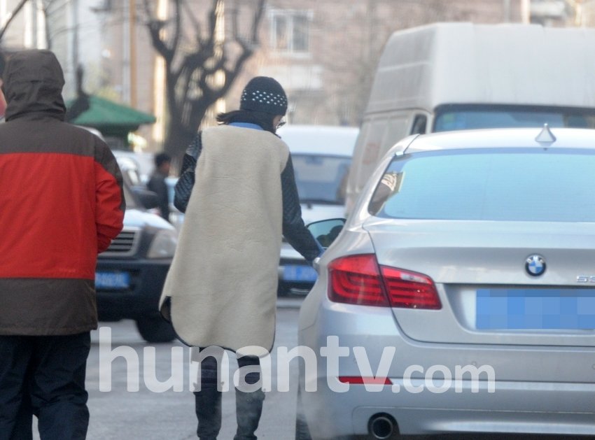 董潔離婚后避居大連 開豪車接送愛子