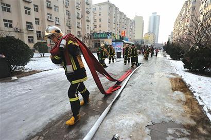 轎車堵了消防通道急接200米“水龍”滅火 轎車堵了消防通道急接200米“水龍”滅火