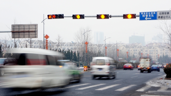 司機吐槽:信號燈都不規范 '被'闖黃燈算誰錯 司機吐槽:信號燈都不規范 '被'闖黃燈算誰錯