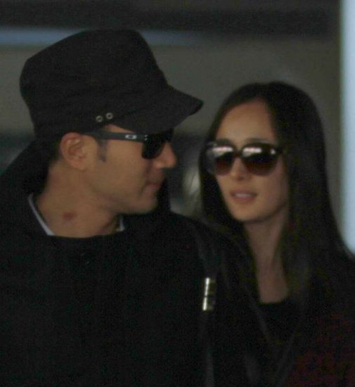 劉愷威牽楊冪出巡現吻痕 求婚是今年重大計劃