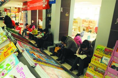 記者在島城各大新華書店調查發現“老中青蹭書族”占六成以上 記者在島城各大新華書店調查發現“老中青蹭書族”占六成以上