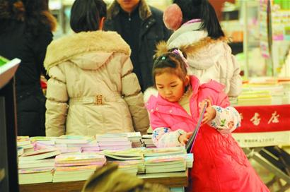 記者在島城各大新華書店調查發現“老中青蹭書族”占六成以上 記者在島城各大新華書店調查發現“老中青蹭書族”占六成以上