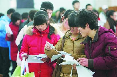 大批藝考生趁小長假赴外地找名師輔導 有家長感嘆:多希望我是印鈔票的 大批藝考生趁小長假赴外地找名師輔導 有家長感嘆:多希望我是印鈔票的