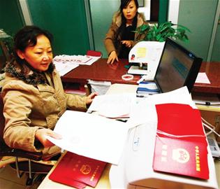 千對新人追捧好日子 登記處趕制結婚證 千對新人追捧好日子 登記處趕制結婚證