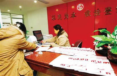 千對新人追捧好日子 登記處趕制結婚證 千對新人追捧好日子 登記處趕制結婚證