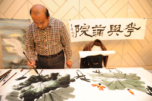 政協書畫筆會舉行 委員盡展才情贊青島