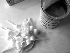 一罐澳優奶粉挖出18只勺子 回應稱機器故障 一罐澳優奶粉挖出18只勺子 回應稱機器故障