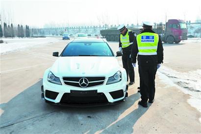 大奔時速213公里被查 司機稱開慢了是傻子 大奔時速213公里被查 司機稱開慢了是傻子