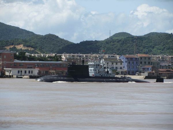 資料圖：新元級041C潛艇在水面快速航行。