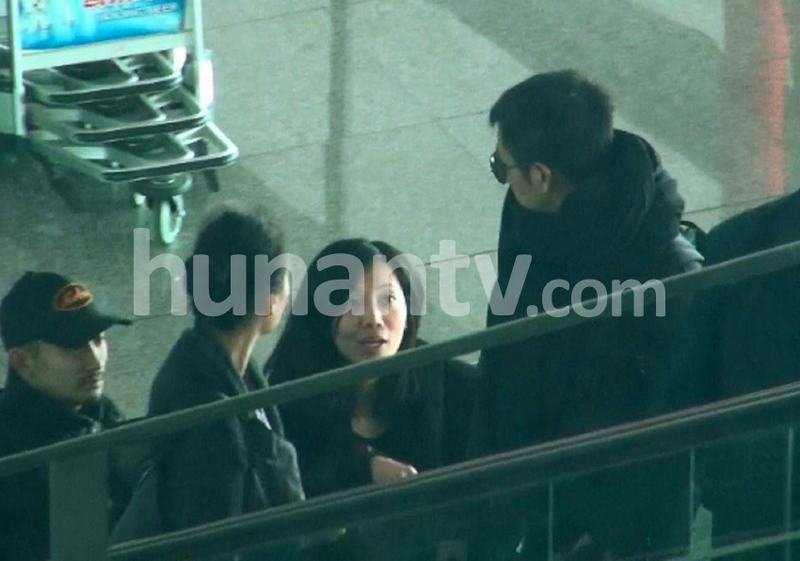 “潮爸”陳坤回京潮裝寸頭手持佛珠 閃電換裝酒店會友