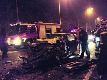 桑塔納追尾自卸車撞成廢鐵 司機(jī)當(dāng)場斃命 桑塔納追尾自卸車撞成廢鐵 司機(jī)當(dāng)場斃命