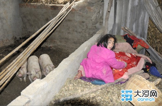 圖為貧困村民與豬同住的場景(吳彥飛 攝)