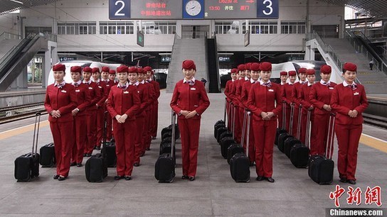 動姐擺“動車style”迎蛇年春運