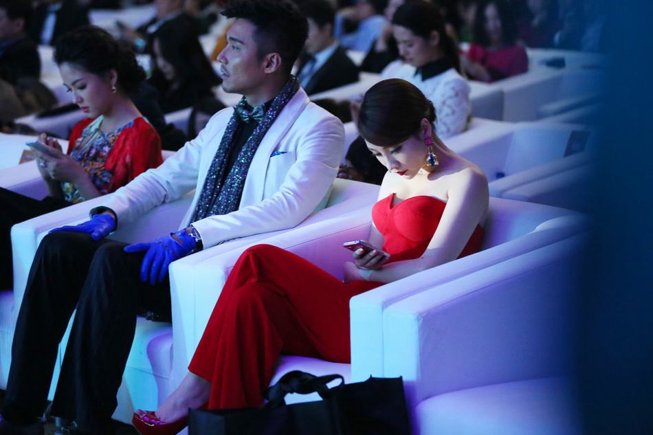 柳巖紅色托胸裝亮相紅毯 再現蜜桃乳側照險露點