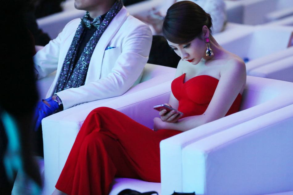 柳巖紅色托胸裝亮相紅毯 再現蜜桃乳側照險露點