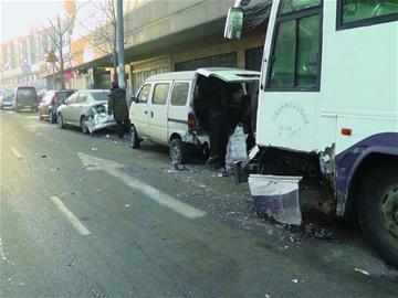 哪個缺德鬼 連“啃”三輛車 哪個缺德鬼 連“啃”三輛車