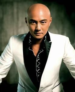 張衛(wèi)健與妻子吵架穿內(nèi)褲被關(guān)門(mén)外