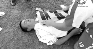 主裁判躺在地上，已經昏迷