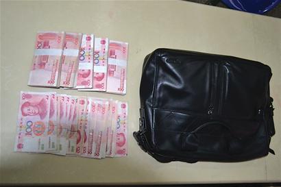 男子聚會(huì)后喝醉打車 5.2萬(wàn)現(xiàn)金落后座 男子聚會(huì)后喝醉打車 5.2萬(wàn)現(xiàn)金落后座