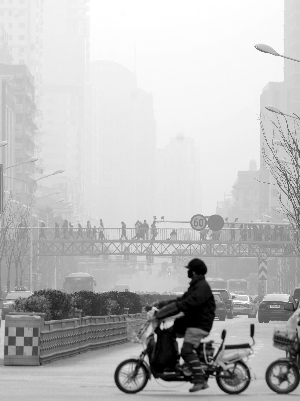 昨天的南京灰蒙蒙 現代快報記者 趙杰 攝