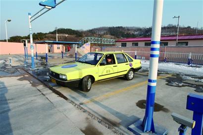 記者調查發現不少駕校學車費高于物價部門