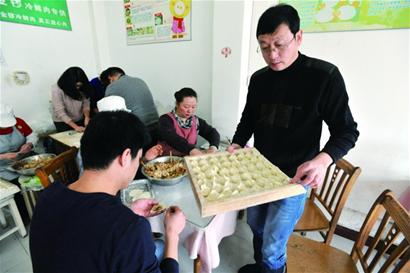 包餃子“大賽”不比手藝比心意 包餃子“大賽”不比手藝比心意