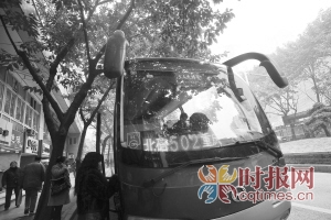 市民可以在乘車前做好少喝水、先上廁所的準(zhǔn)備，避免出現(xiàn)類似的尷尬局面