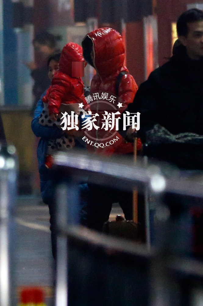 黃渤攜妻女度假歸來(lái)豪車返家 兩歲女兒正面照曝光