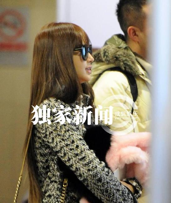 Angelababy離京帶雷鋒帽御寒 機場打哈欠顯不雅露疲態