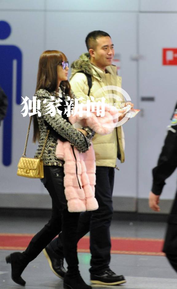 Angelababy離京帶雷鋒帽御寒 機場打哈欠顯不雅露疲態