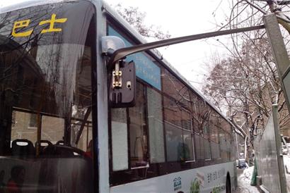 三米鋼槽插進駕駛室 三米鋼槽插進駕駛室