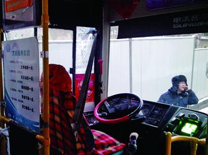 三米鋼槽插進駕駛室 三米鋼槽插進駕駛室