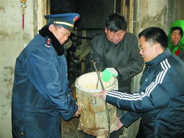 看到“大蓋帽”使出“旋風腿” 看到“大蓋帽”使出“旋風腿”