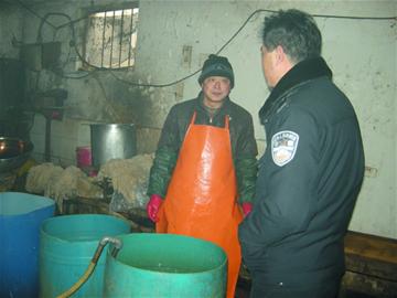 看到“大蓋帽”使出“旋風腿” 看到“大蓋帽”使出“旋風腿”