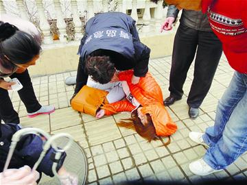 年輕女孩低血糖暈倒路邊 眾人施救幫其脫險 年輕女孩低血糖暈倒路邊 眾人施救幫其脫險