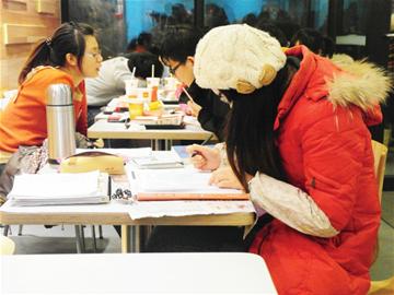 學校自習室一座難求 學生帶毛毯占領快餐店 學校自習室一座難求 學生帶毛毯占領快餐店