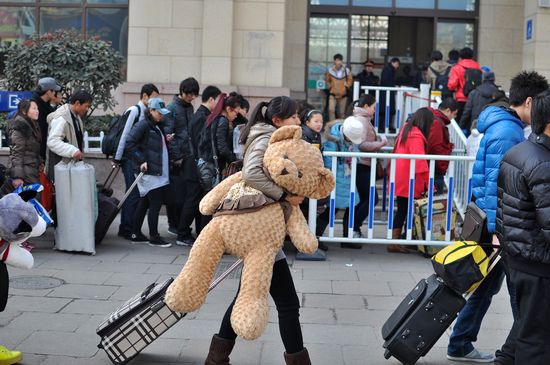 學生流洪峰考驗青島春運 將現4個客流高峰