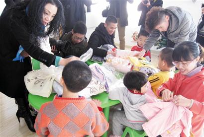 青島兩名棄嬰遠赴美歐安家 青島兩名棄嬰遠赴美歐安家